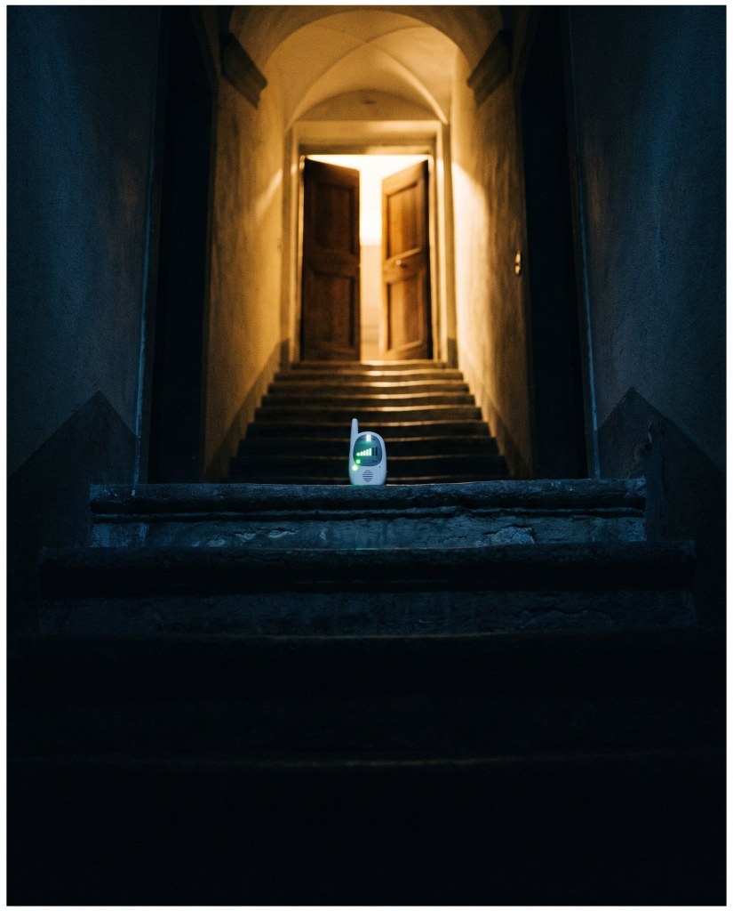 La scala buia verso il piano di sopra, una porta illuminata in fondo